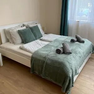 Night & Flight Airport Apartment